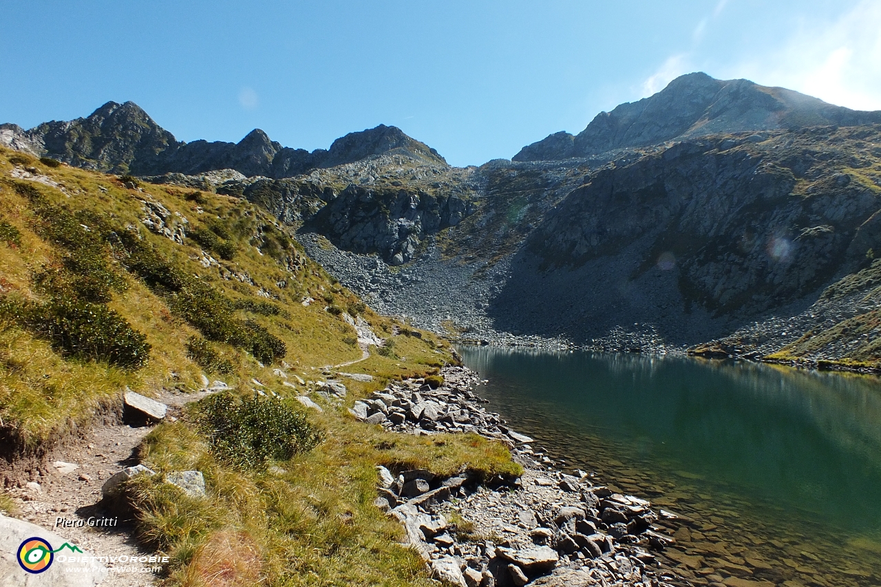 29 Costeggio il lago sul sentiero 201....JPG